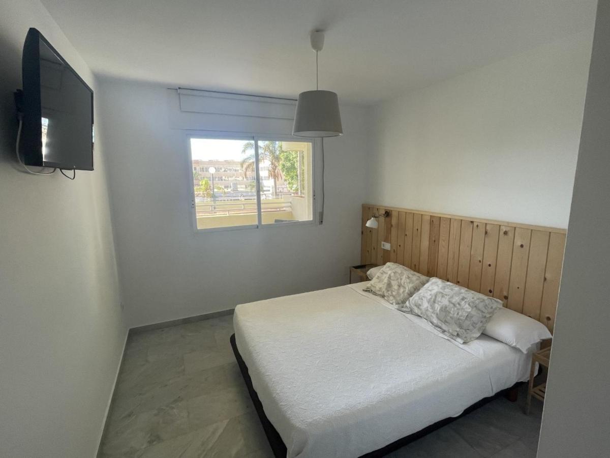 Ferienwohnung Apartamento En La Carihuela Con Piscina Y Parking, Al Lado De La Playa Torremolinos Exterior foto