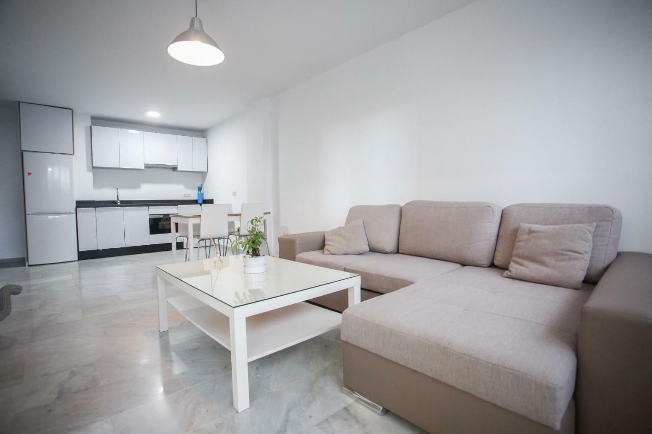 Ferienwohnung Apartamento En La Carihuela Con Piscina Y Parking, Al Lado De La Playa Torremolinos Exterior foto